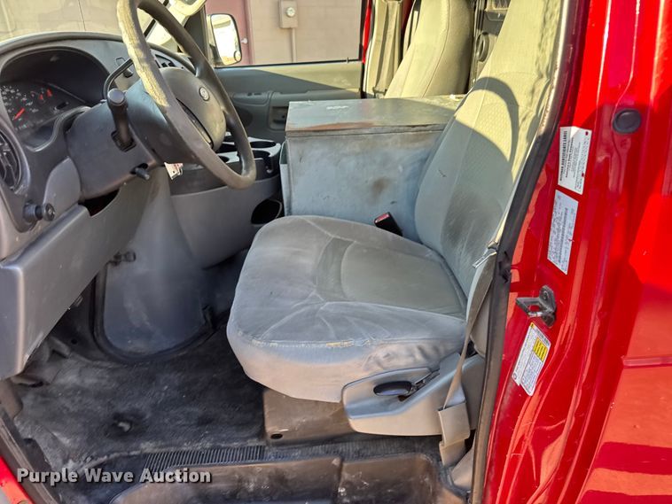 image for item EM8256 2008 Ford E350 Super Duty van