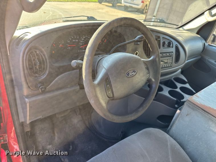 image for item EM8256 2008 Ford E350 Super Duty van