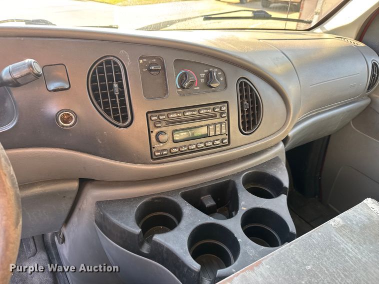 image for item EM8256 2008 Ford E350 Super Duty van