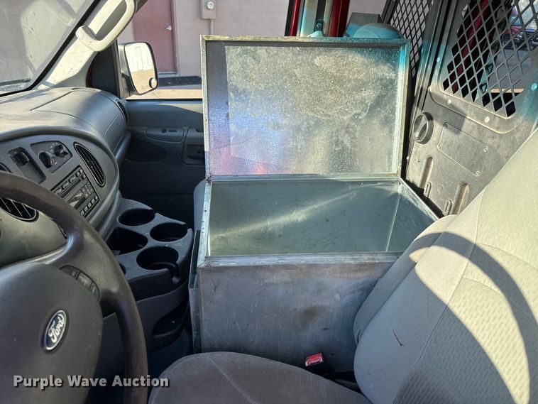 image for item EM8256 2008 Ford E350 Super Duty van