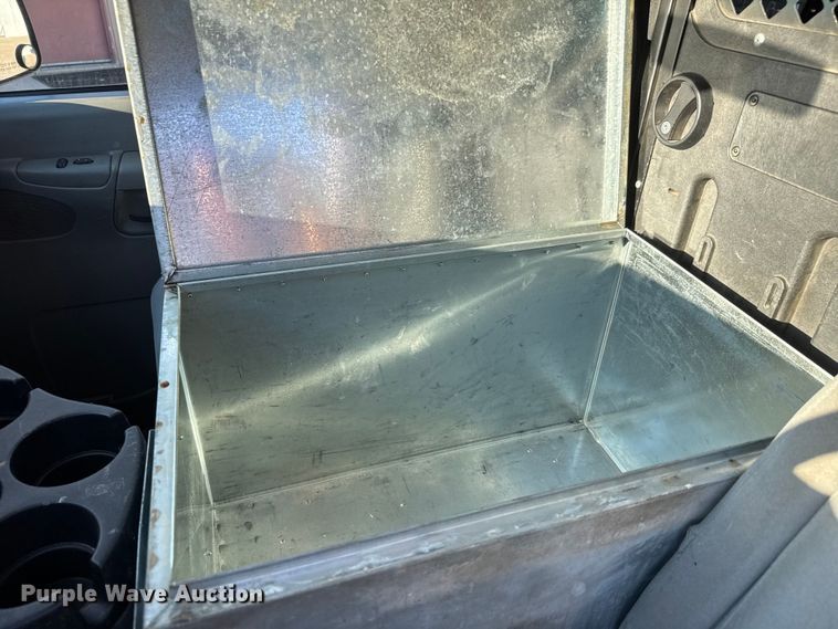 image for item EM8256 2008 Ford E350 Super Duty van