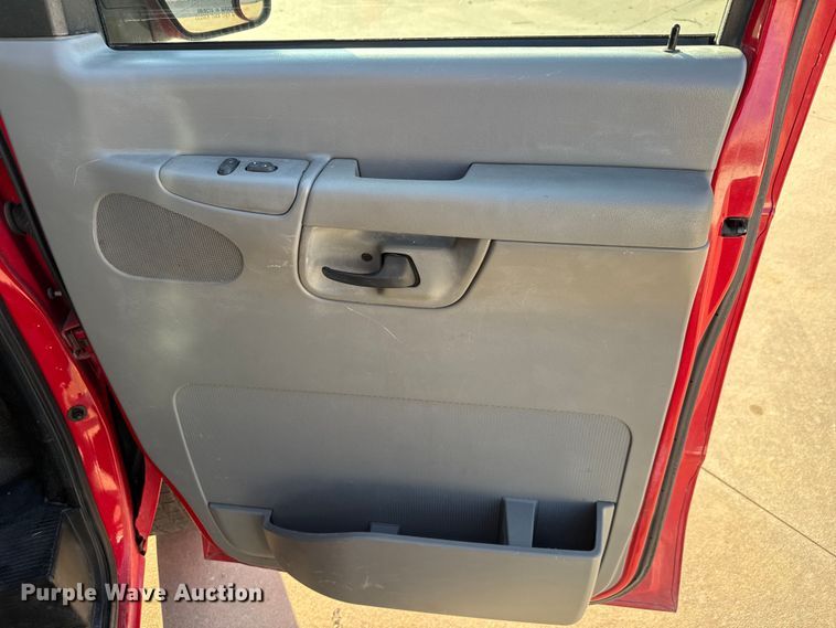 image for item EM8256 2008 Ford E350 Super Duty van