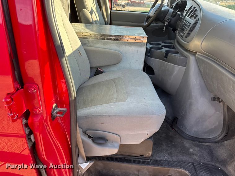 image for item EM8256 2008 Ford E350 Super Duty van