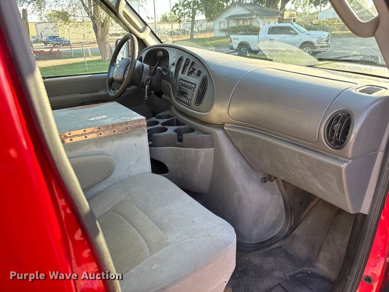 image for item EM8256 2008 Ford E350 Super Duty van