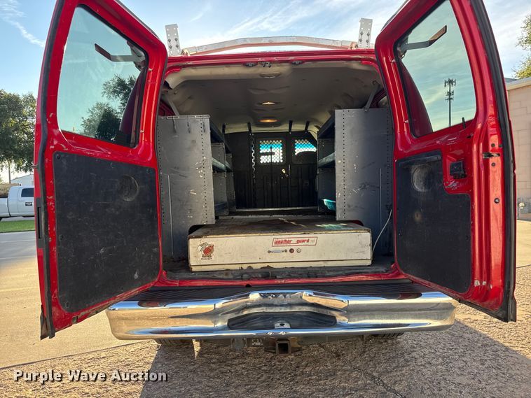 image for item EM8256 2008 Ford E350 Super Duty van