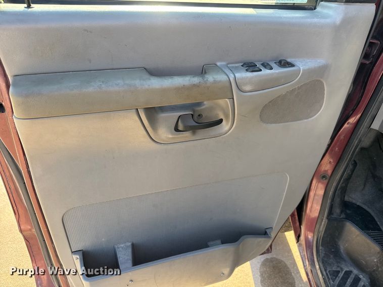 image for item EM8257 2007 Ford E350 Super Duty van