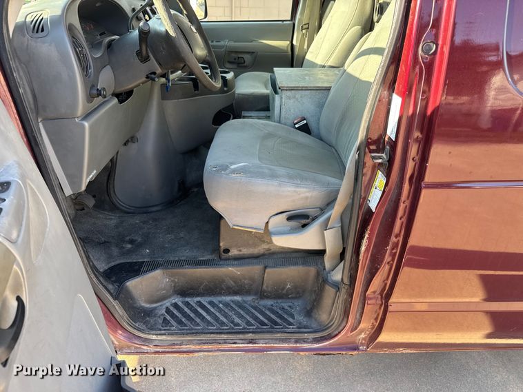 image for item EM8257 2007 Ford E350 Super Duty van