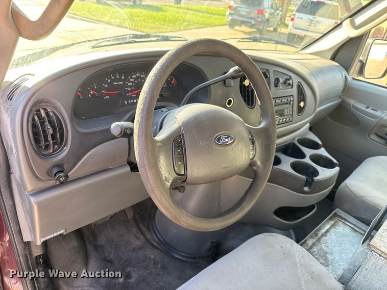 image for item EM8257 2007 Ford E350 Super Duty van