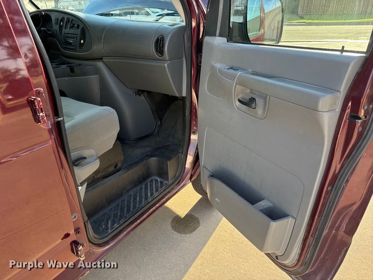 image for item EM8257 2007 Ford E350 Super Duty van