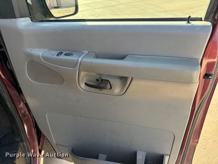 image for item EM8257 2007 Ford E350 Super Duty van