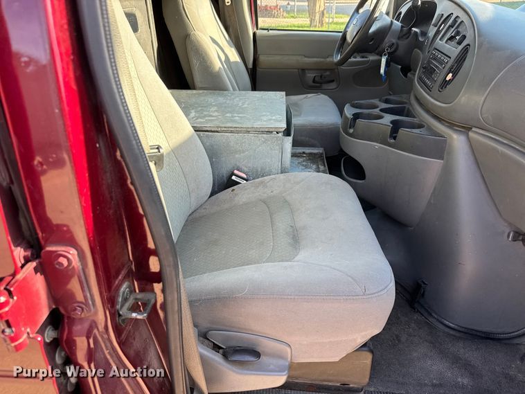 image for item EM8257 2007 Ford E350 Super Duty van