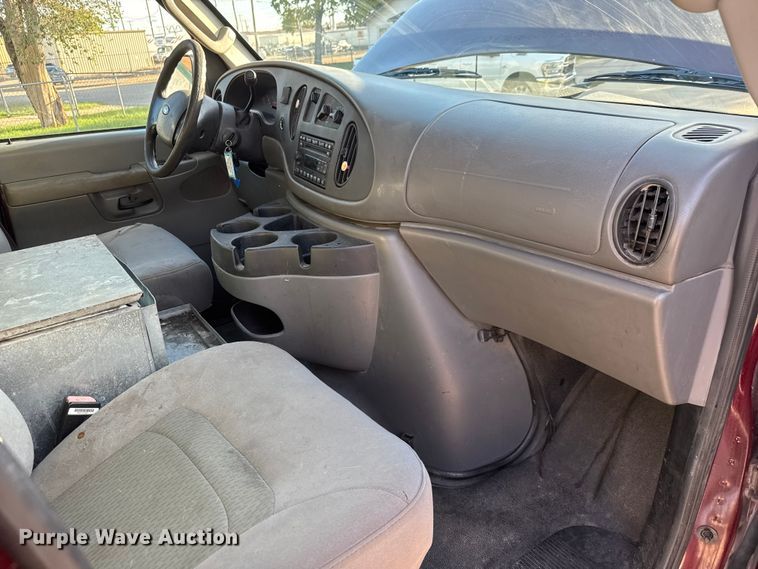 image for item EM8257 2007 Ford E350 Super Duty van