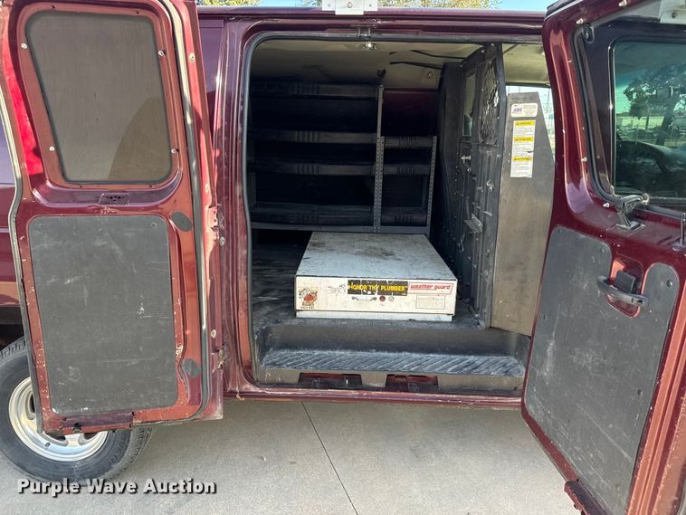 image for item EM8257 2007 Ford E350 Super Duty van