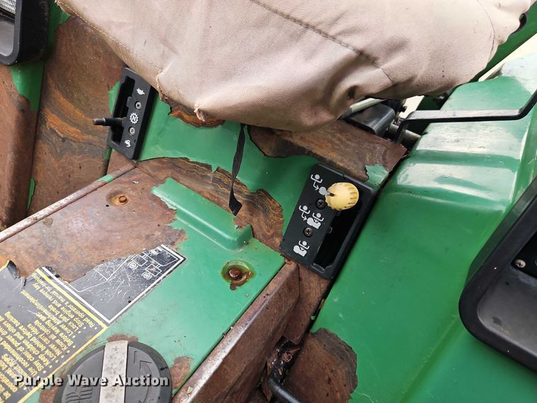 image for item EO4686 1990 John Deere 855 MFWD tractor