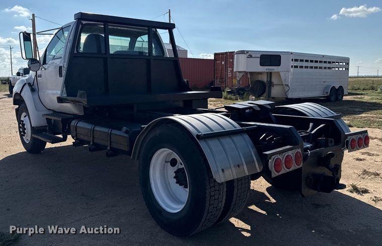 image for item EP0680 2004 Ford F750 Super Duty truck cab and chassis