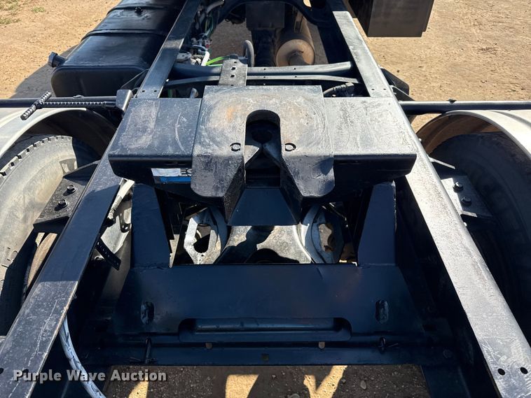 image for item EP0680 2004 Ford F750 Super Duty truck cab and chassis