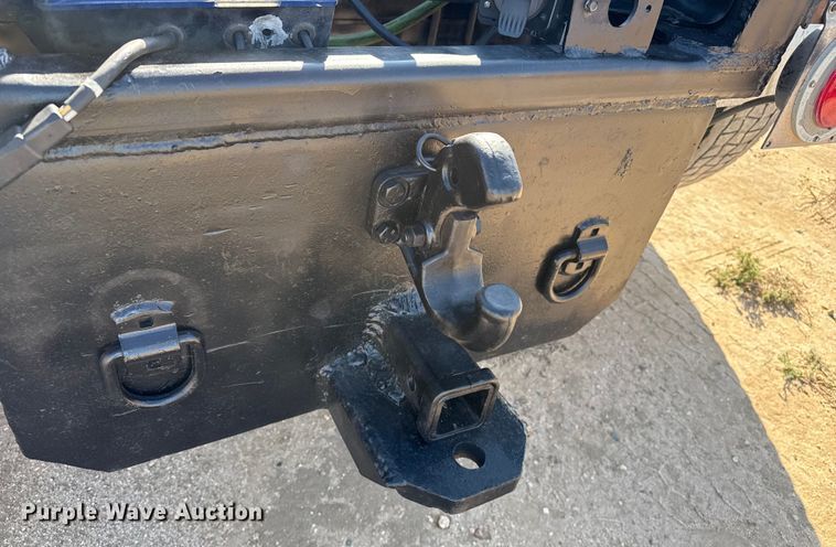 image for item EP0680 2004 Ford F750 Super Duty truck cab and chassis