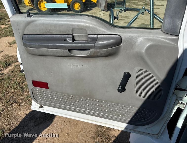 image for item EP0680 2004 Ford F750 Super Duty truck cab and chassis