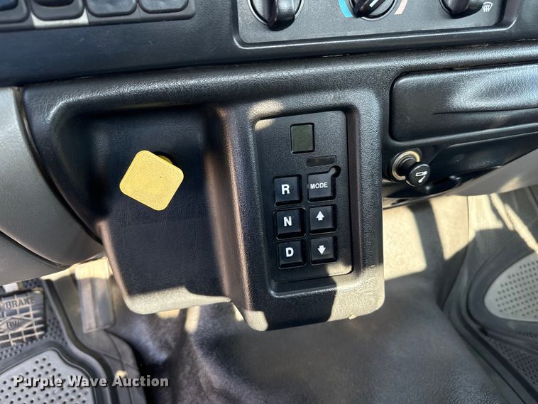 image for item EP0680 2004 Ford F750 Super Duty truck cab and chassis