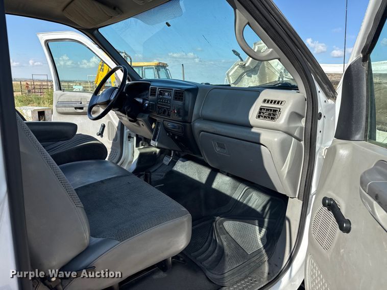 image for item EP0680 2004 Ford F750 Super Duty truck cab and chassis