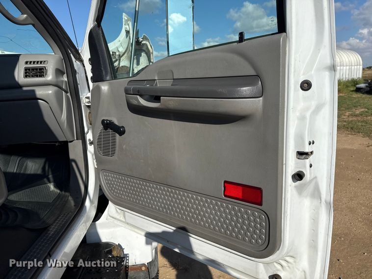 image for item EP0680 2004 Ford F750 Super Duty truck cab and chassis