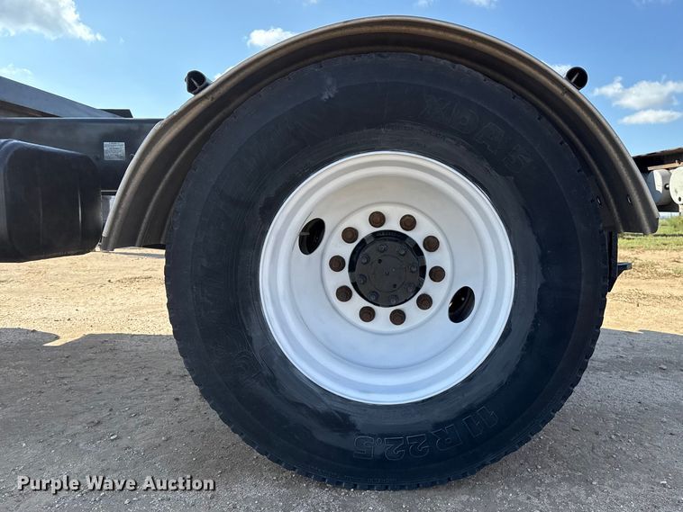 image for item EP0680 2004 Ford F750 Super Duty truck cab and chassis