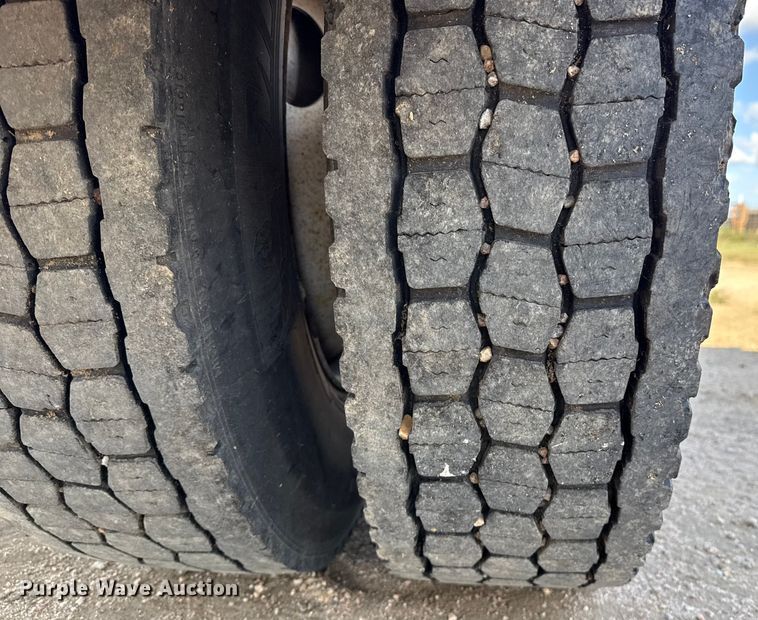 image for item EP0680 2004 Ford F750 Super Duty truck cab and chassis