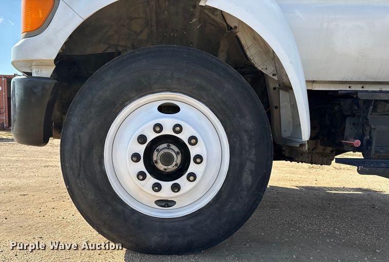 image for item EP0680 2004 Ford F750 Super Duty truck cab and chassis