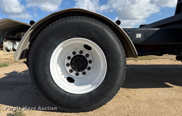 image for item EP0680 2004 Ford F750 Super Duty truck cab and chassis