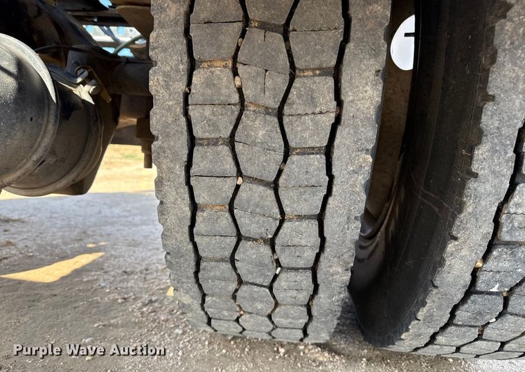 image for item EP0680 2004 Ford F750 Super Duty truck cab and chassis