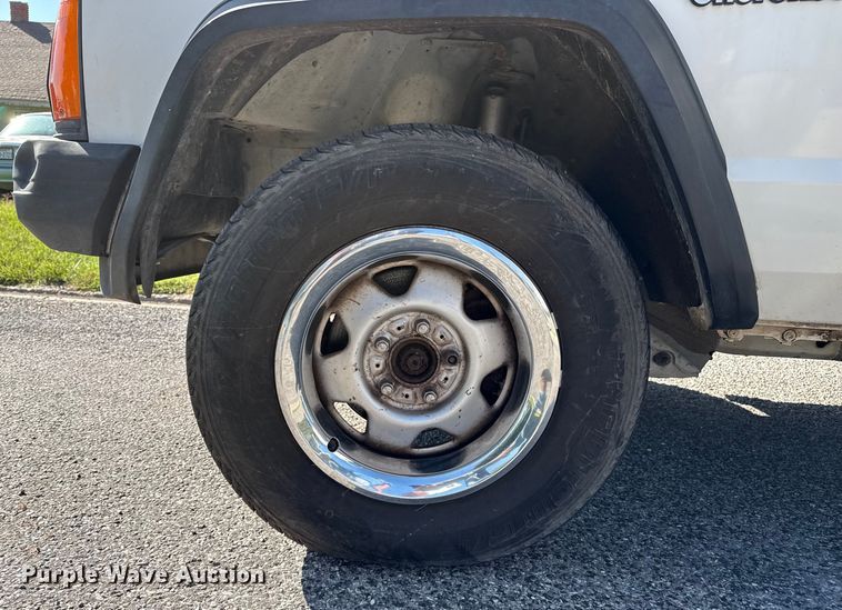 image for item EP0681 1996 Jeep Cherokee SUV