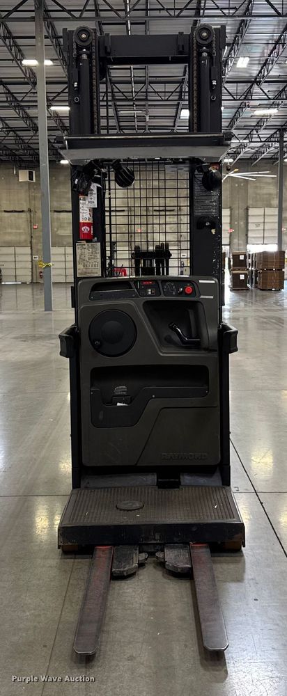 image for item ER0098 2017 Raymond 5400 order picker