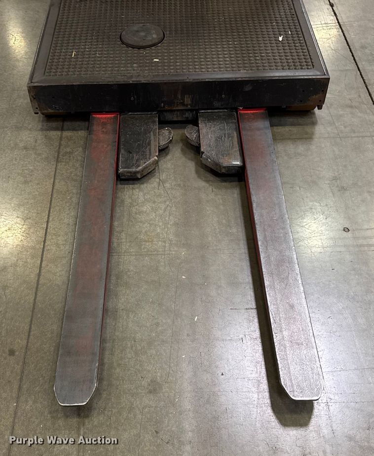 image for item ER0098 2017 Raymond 5400 order picker