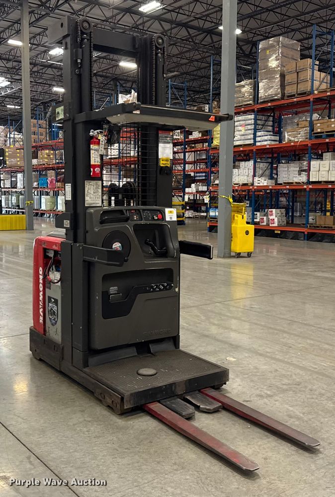 image for item ER0099 2016 Raymond 5600 order picker