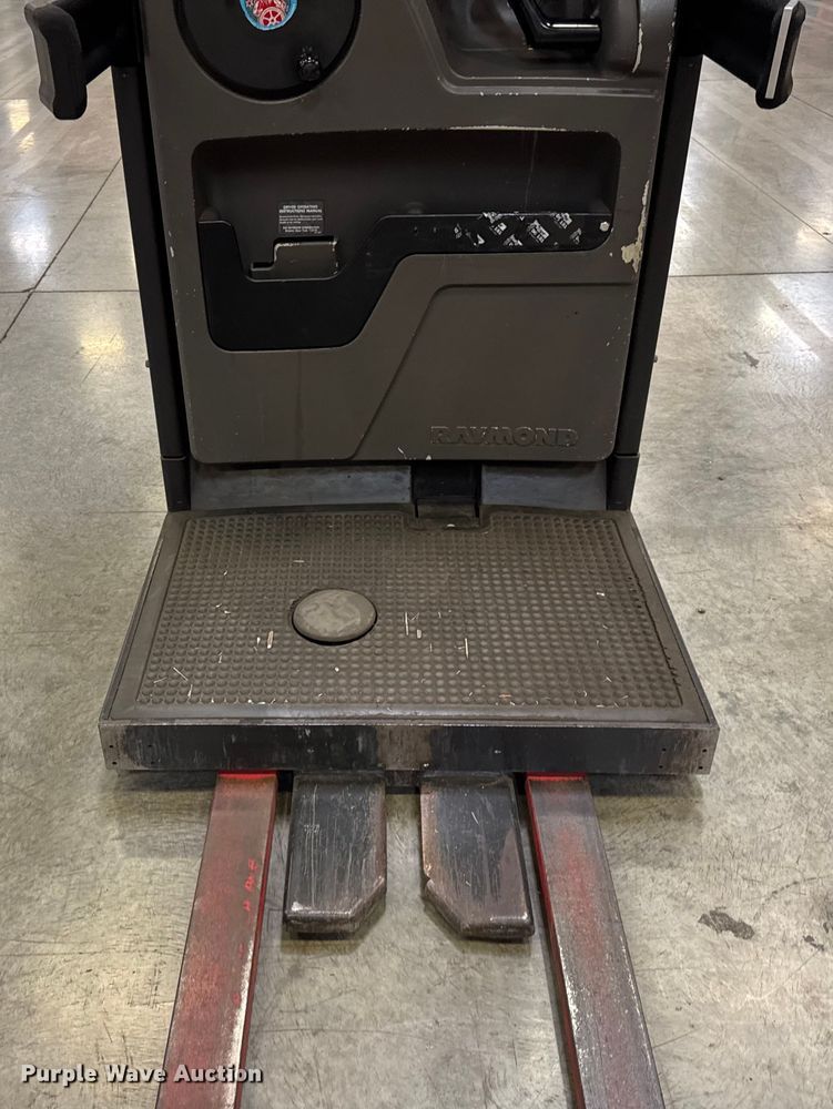 image for item ER0099 2016 Raymond 5600 order picker