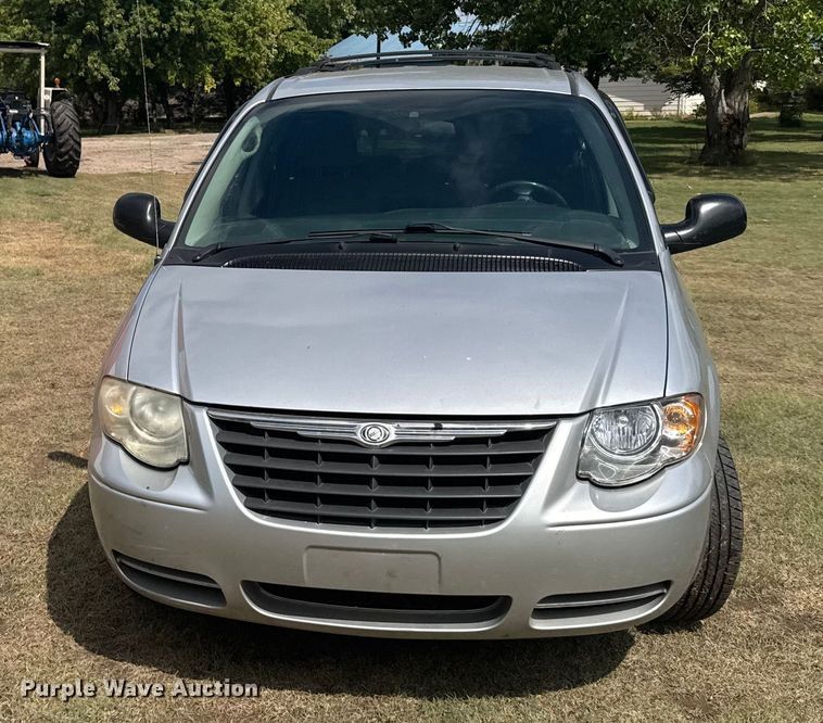 image for item ER2446 2006 Chrysler Town and Country van