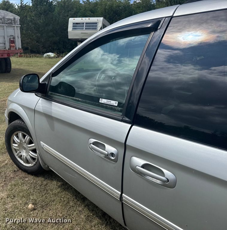 image for item ER2446 2006 Chrysler Town and Country van