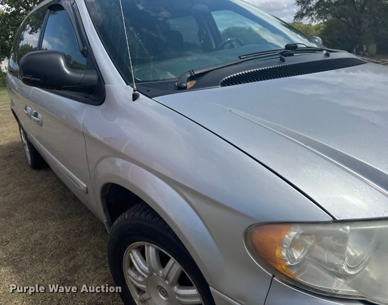 image for item ER2446 2006 Chrysler Town and Country van