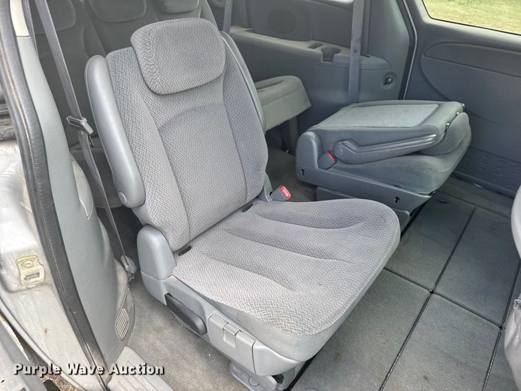 image for item ER2446 2006 Chrysler Town and Country van