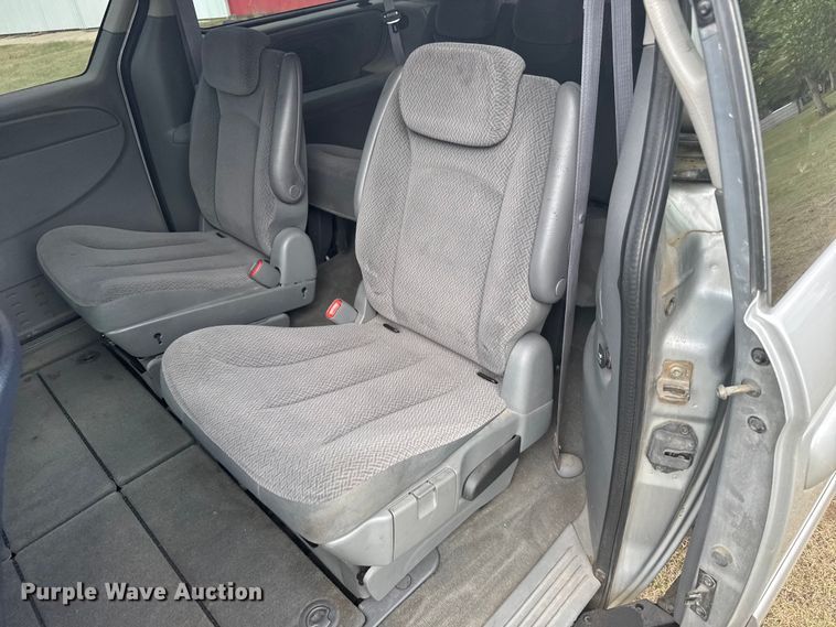 image for item ER2446 2006 Chrysler Town and Country van