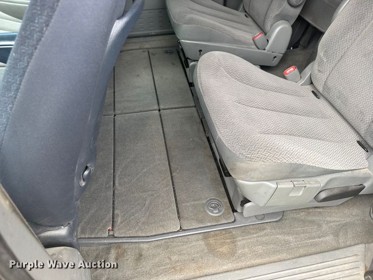 image for item ER2446 2006 Chrysler Town and Country van