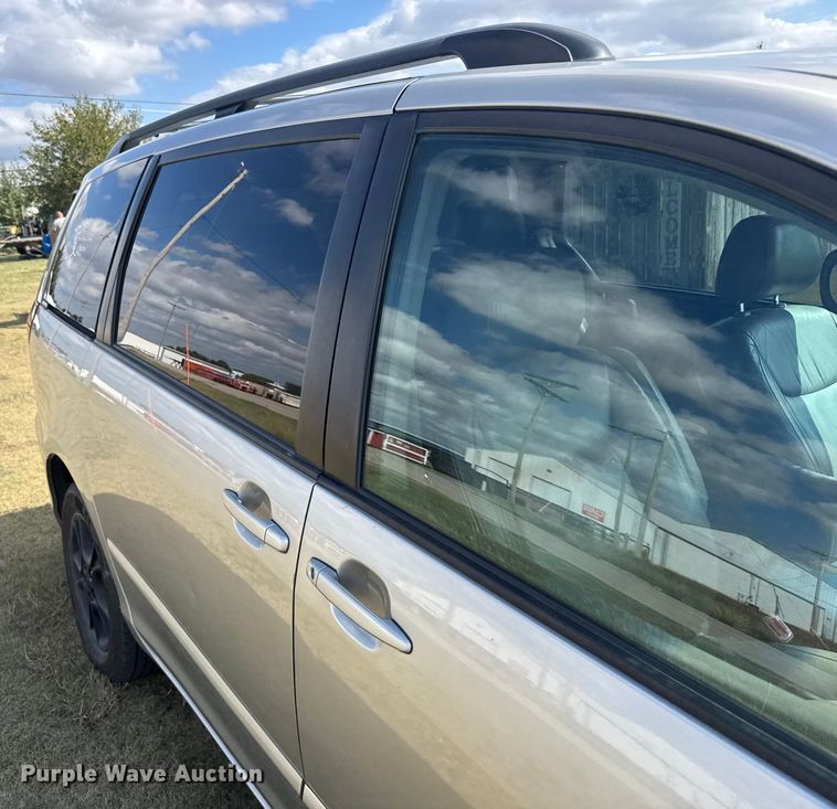 image for item ER2451 2006 Toyota Sienna van