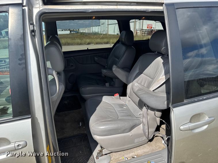 image for item ER2451 2006 Toyota Sienna van