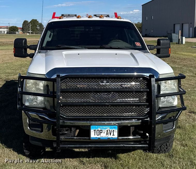 image for item ER2467 2011 Ford F350 Super Duty  Crew Cab flatbed pickup truck