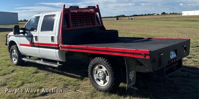 image for item ER2467 2011 Ford F350 Super Duty  Crew Cab flatbed pickup truck