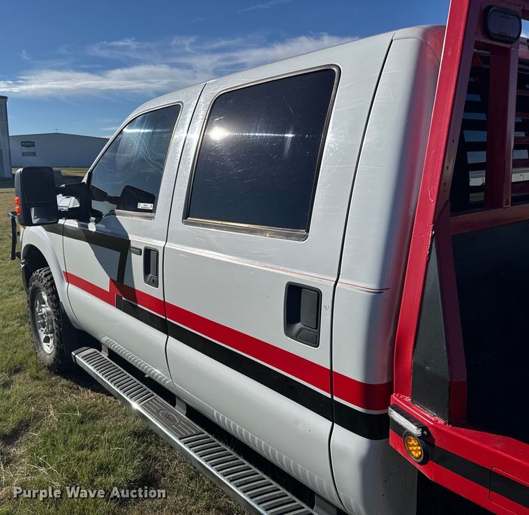 image for item ER2467 2011 Ford F350 Super Duty  Crew Cab flatbed pickup truck