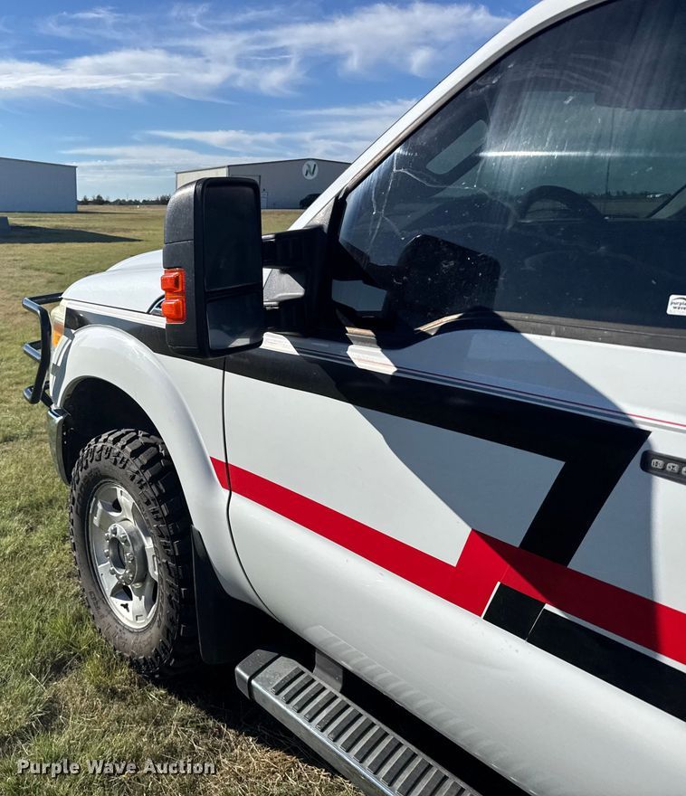 image for item ER2467 2011 Ford F350 Super Duty  Crew Cab flatbed pickup truck