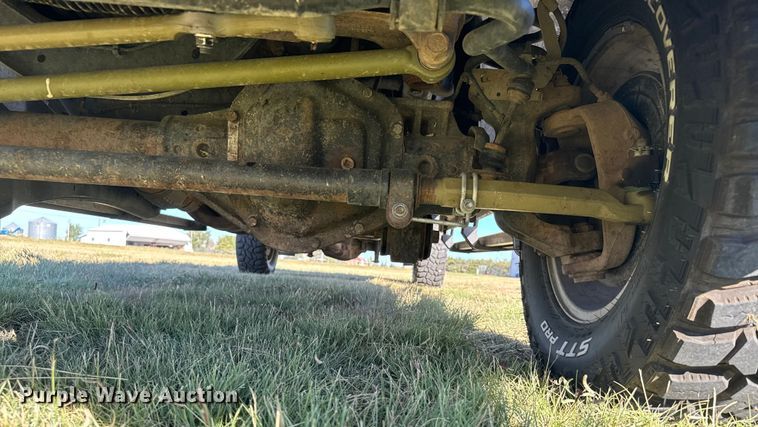 image for item ER2467 2011 Ford F350 Super Duty  Crew Cab flatbed pickup truck