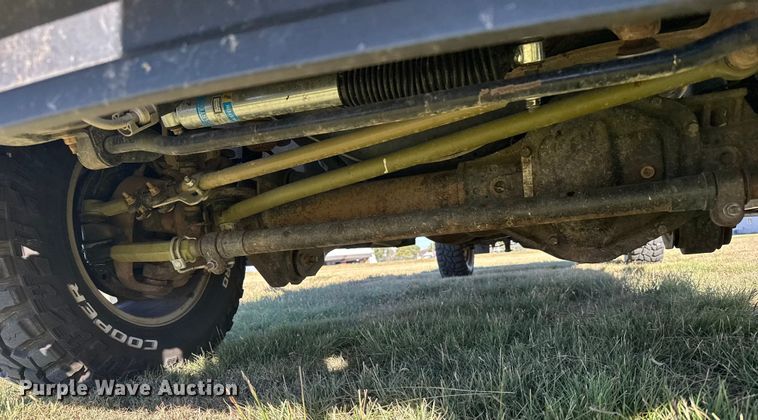 image for item ER2467 2011 Ford F350 Super Duty  Crew Cab flatbed pickup truck