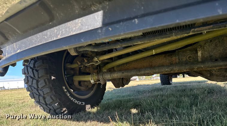 image for item ER2467 2011 Ford F350 Super Duty  Crew Cab flatbed pickup truck